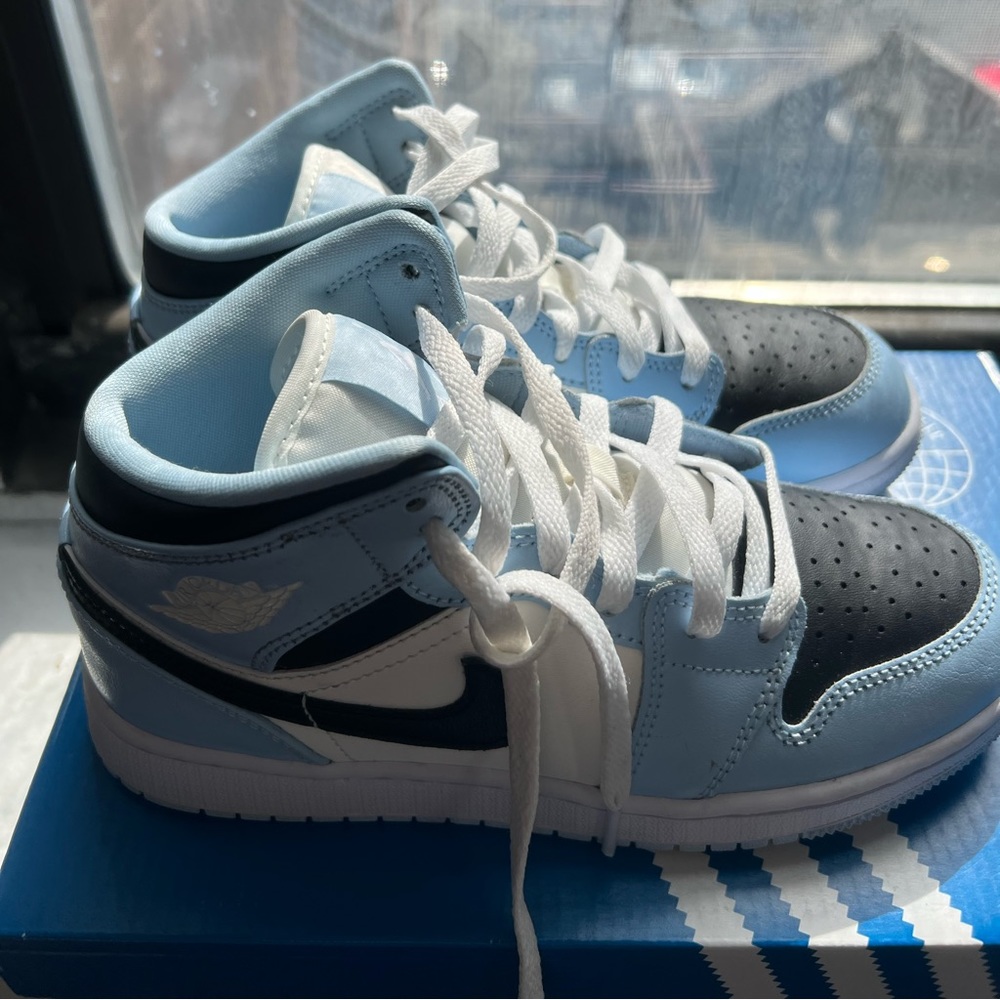 Air Jordan Mid ones.